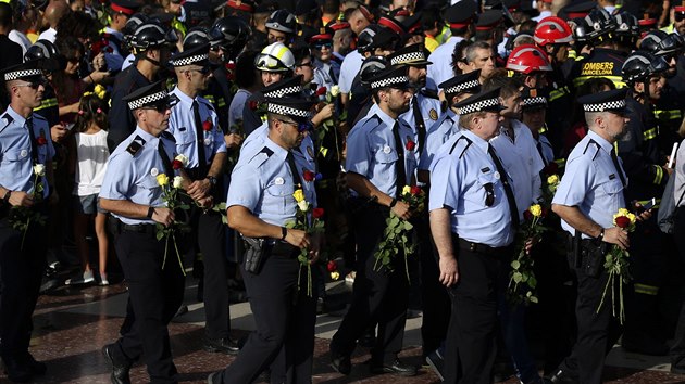 Skupina policist se astn protest proti terorismu v Barcelon (26. srpna 2017)