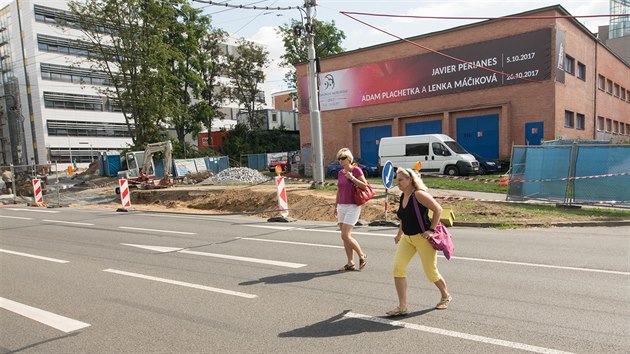 Chodci pebhaj frekventovanou tefnikovu ulici u provizorn zastvky MHD, kde chyb pechod.