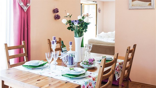 Jídelna spojená s kuchyní je příjemným místem plným dekorací, kde se členové rodiny rádi večer sejdou, aby si mohli popovídat a probrat další plány.