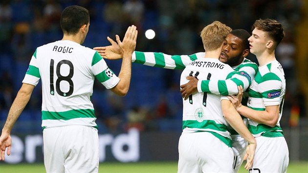 Fotbalist Celticu slav gl Oliviera Ntchama (druh zprava).