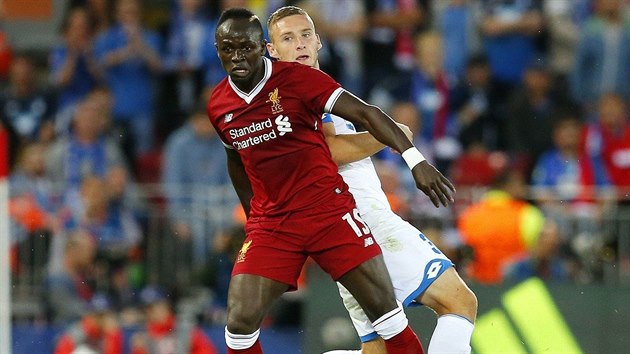 Pavel Kadebek (vpravo) z Hoffenheimu v souboji se Sadiem Manem z Liverpoolu.