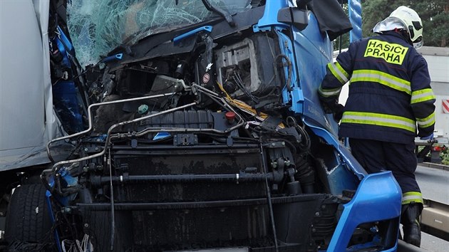 Nehoda ty nkladnch vozidel a jednoho osobnho zkomplikovala dopravu v Praze-Letanech (21.8.2017)