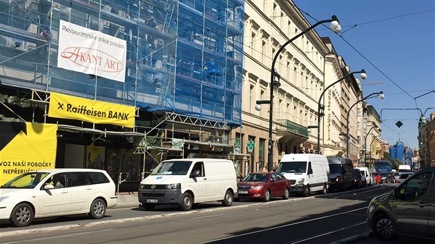 Kvli rozkopan silnici u Nrodnho divadla stly auta i tramvaje v kolon (23.8.2017)