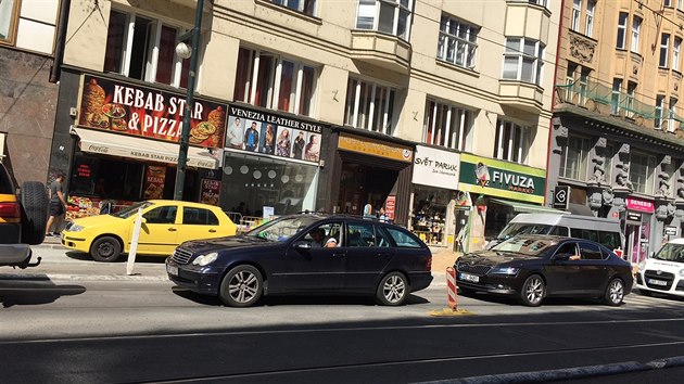 Kvli rozkopan silnici u Nrodnho divadla stly auta i tramvaje v kolon (23.8.2017)