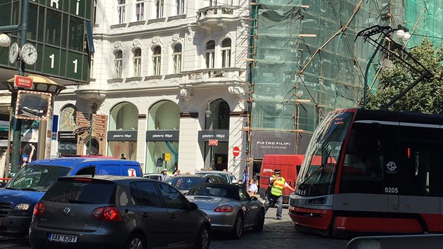 Kv�li rozkopan� silnici u N�rodn�ho divadla st�ly auta i tramvaje v kolon� (23.8.2017)