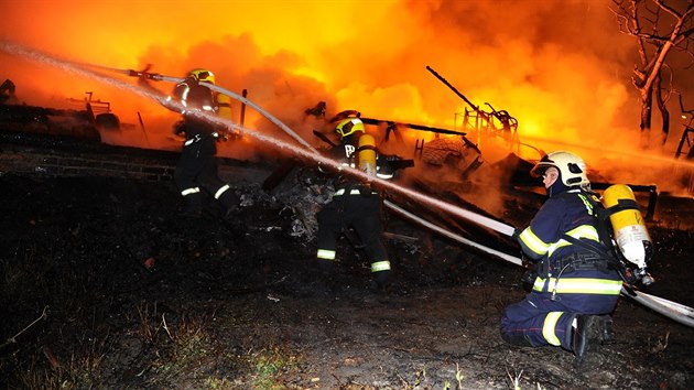 Deset jednotek hasi�� hasilo po��r haly v Praze 10 (24.8.2017)