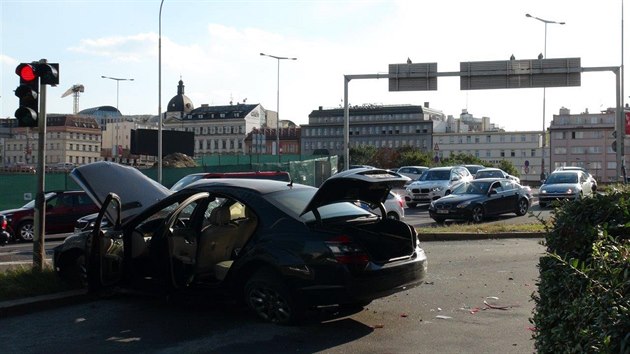 Na njezdu na Wilsonovu ulici v Praze se srazila dv auta (29.8.2017)