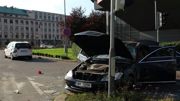 Na njezdu na Wilsonovu ulici v Praze se srazila dv auta (29.8.2017)