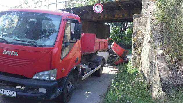 idi nkladnho auta pevejc bagr vjel u Prostjova pod pli nzk eleznin most. Nraz do konstrukce poslal stroj z korby k zemi.