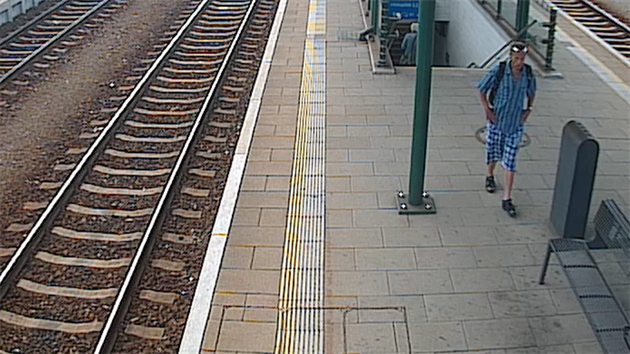 Hledaný zloděj, který na přerovském nádraží ukradl zapomenutou kabelku.