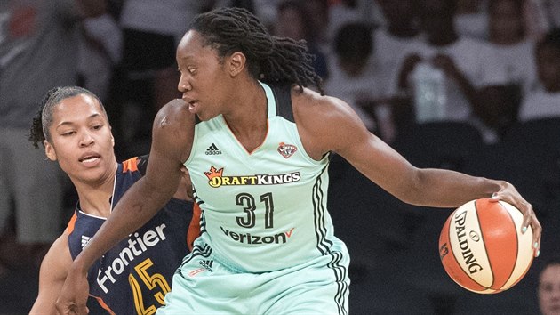 Tina Charlesov (vpravo) z New York Liberty to pes Alyssu Thomasovou z Connecticut Sun.