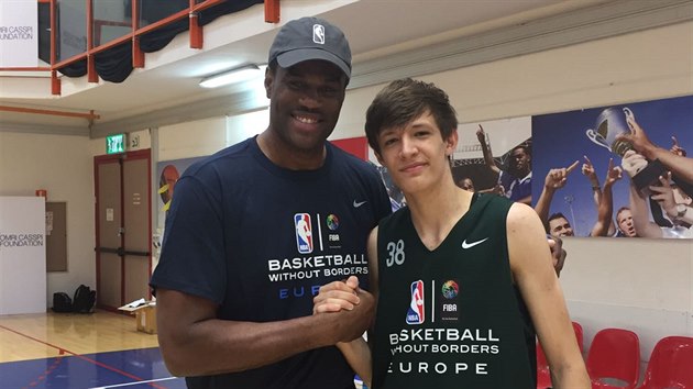 esk talent Vt Krej ulovil na prestin akci Basketball Without Borders fotku s Davidem Robinsonem.