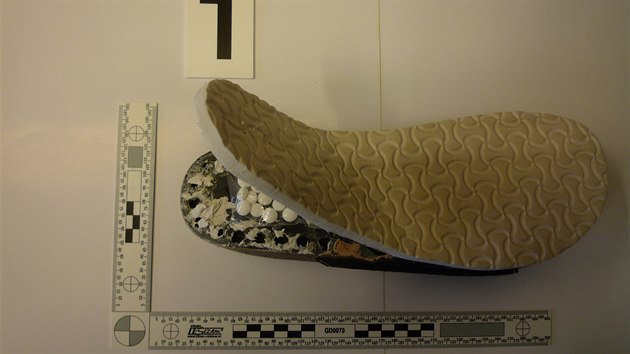 Zakázané tablety byly ukryté v podrážkách pantoflí v balíku pro vězně ve Valdicích.
