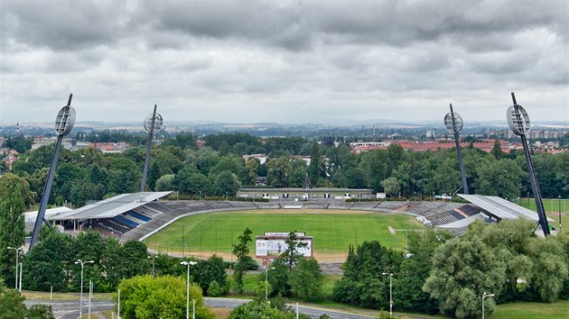 Západní tribuna současného stadionu v Hradci Králové (zcela vlevo) se ještě letos na podzim začne bourat, postupně zmizí celý val, na kterém stojí.