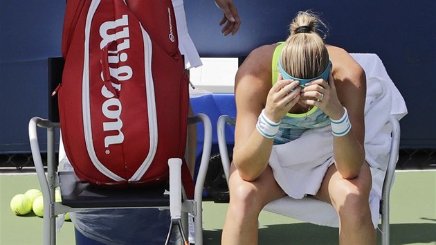 Hlava v dlanch. Tereza Martincov se trpila v prvnm kole tenisovho US Open.