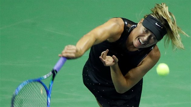 Ruska Maria arapovov servruje v prvnm kole US Open proti rumunsk tenistce Simon Halepov.
