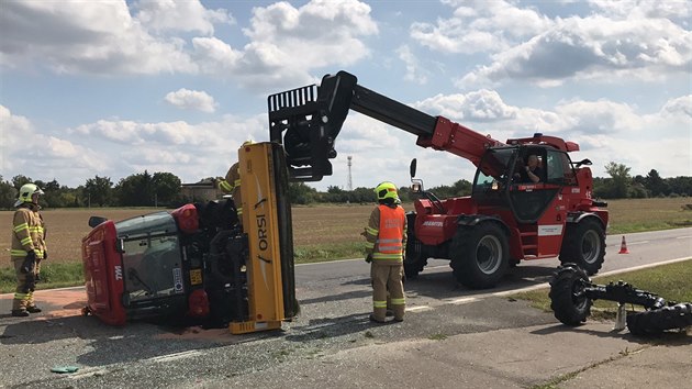 Traktor museli odklidit hasii.