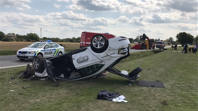 Po sr�ce s traktorem se auto p�evr�tilo, �idi� z�stal zakl�n�n� uvnit�..