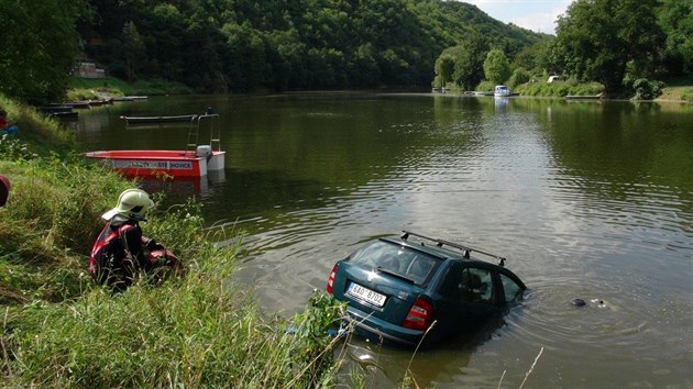 Auto se potopilo mikem, hasii mli s vytaenm prci.