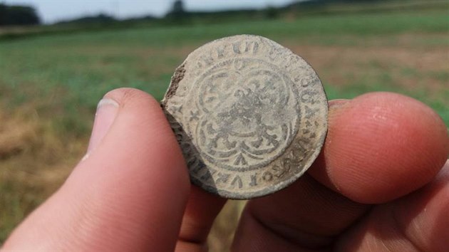 Vce ne tiscovka stbrnch minc z pelomu 14. a 15. stolet obsahuje mimo jin gro Vclava IV.