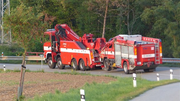 Hasii z Moravskho Krumlova cestou k zsahu havarovali. idi a spolujezdec utrpli lehk zrann. .