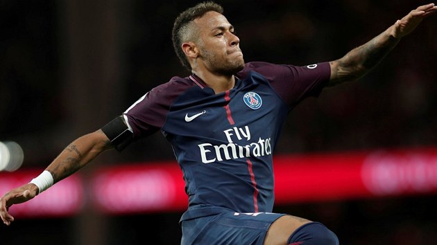 Neymar slav gl v zpase francouzsk ligy proti Toulouse.