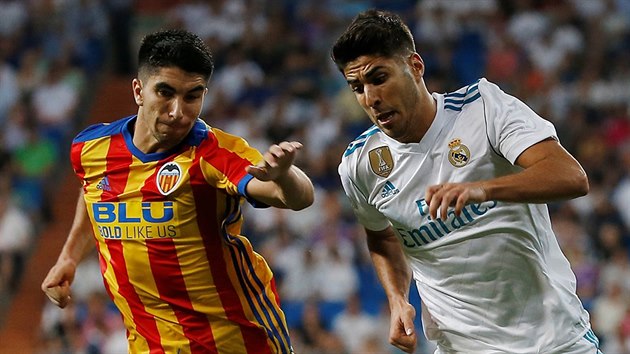 Marco Asensio z Realu Madrid utk Carlosi Solerovi z Valencie.