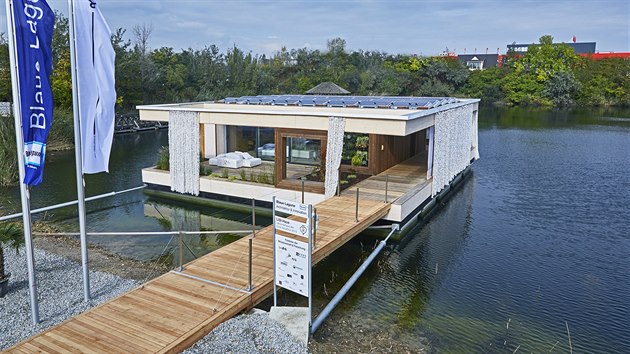 Dalším příkladem zajímavých ukázkových staveb je „plovoucí“ solární dům LISI-Haus, který je umístěný v areálu na jezeře. 