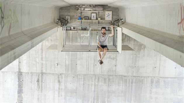 Španělský architekt a návrhář Fernando Abellanas si ve španělské Valencii postavil pod mostem malou kancelář. 