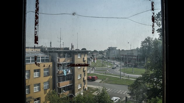 Pamětníci mluví o krásném výhledu na město z rozhledny ve Slezské Ostravě. Dnes patří dům privátní firmě. Její ředitelka říká, že okna nejdou otevřít a vidět toho moc není, rozhledna by
se neuživila. Jeden z výhledů je na snímku.