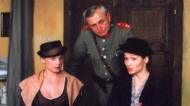 Veronika Jeníková, František Švihlík a Valérie Zawadská v seriálu Četnické humoresky (2000)