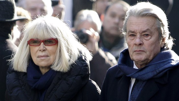 Mireille Darcová a Alain Delon na pohřbu Annie Girardotové (Paříž, 4. března 2011)