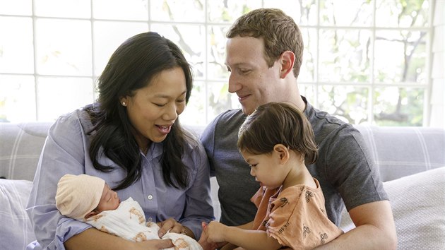 Mark Zuckerberg, jeho manželka Priscilla a jejich dcery Maxima a August, která se narodila v srpnu 2017.