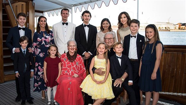 Dánská královská rodina na oslavě 18. narozenin královnina vnuka prince Nikolaie (28. srpna 2017)