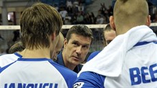 Trenér Michal Nekola mluví k hráčům v průběhu utkání s Německem.