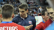 Andrej Kravárik dává pokyny slovenským volejbalistům.