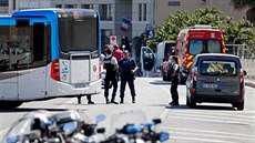 Policie uzavela v Marseille místo, kde auto najelo do autobusových zastávek...