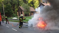 Poár závodního auta u Horní Lhoty na Zlínsku. koda se vyplhala na est...