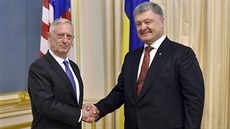 Ministr obrany USA Mattis a ukrajinský prezident Poroenko (24. srpna 2017)