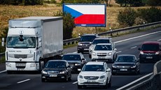 Spolenost Czech Outdoor své billboardy pelepila státní vlajkou v srpnu 2017