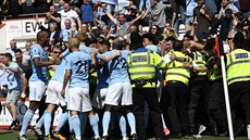 OSLAVY S FANOUKY. Rozhodující gól slavili hrái Manchesteru City s vlastními...