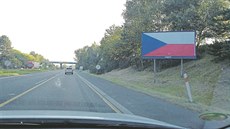 Billboard p�elepený �eskou vlajkou na dálnici D10