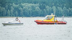 Záchranái tahají z vody mue, kterého z paddleboardu shodila lo s mladými...