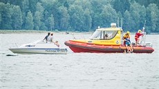 Záchranáři tahají z vody muže, kterého z paddleboardu shodila loď s mladými...