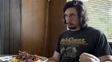 Adam Driver ve filmu Loganovi paráci