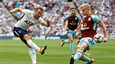 Stelec Tottenhamu Harry Kane trefuje obránce Burnley Ben Mee.