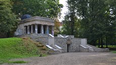 Jihoslovanské mauzoleum v olomouckých Bezru�ových sadech z roku 1926 po...
