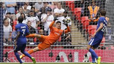 Brankách Chelsea Thibatu Courtois zasahuje bhem zápasu s Tottenhamem.