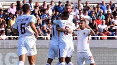 Hráči AS Řím slaví gól Aleksandra Kolarova do sítě Atalanty.