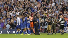 VÍTĚZNÁ RADOST. Fotbalisté Chelsea slaví vítězství proti Tottenhamu.